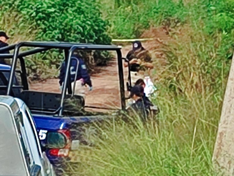Encuentran cuerpo de hombre entre hierba, cerca de la carretera Abasolo-Huanímaro