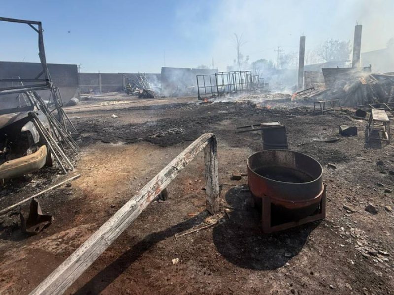 ¡Infierno en Purísima! Se quema fábrica, colapsa nave industrial y deja cuatro heridos