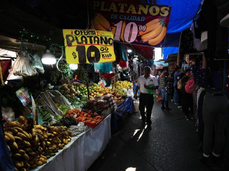 La inflación en México se desacelera en abril, pero sigue golpeando el bolsillo de los consumidores