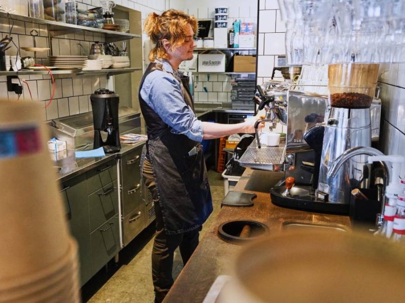 Estocolmo abre la primera cafetería dirigida por IA: “Mona” contrata personal y gestiona el negocio
