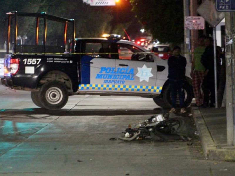 Tragedia en Irapuato: Chevy rojo los embiste, mata a una mujer y escapa