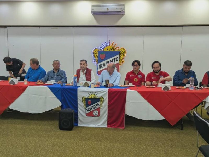 ¡Afición fresera 'explota'! Propietarios de palcos y plateas del Sergio León Chávez, exigen claridad sobre el futuro del futbol en Irapuato - Foto: Fernando Mtz.