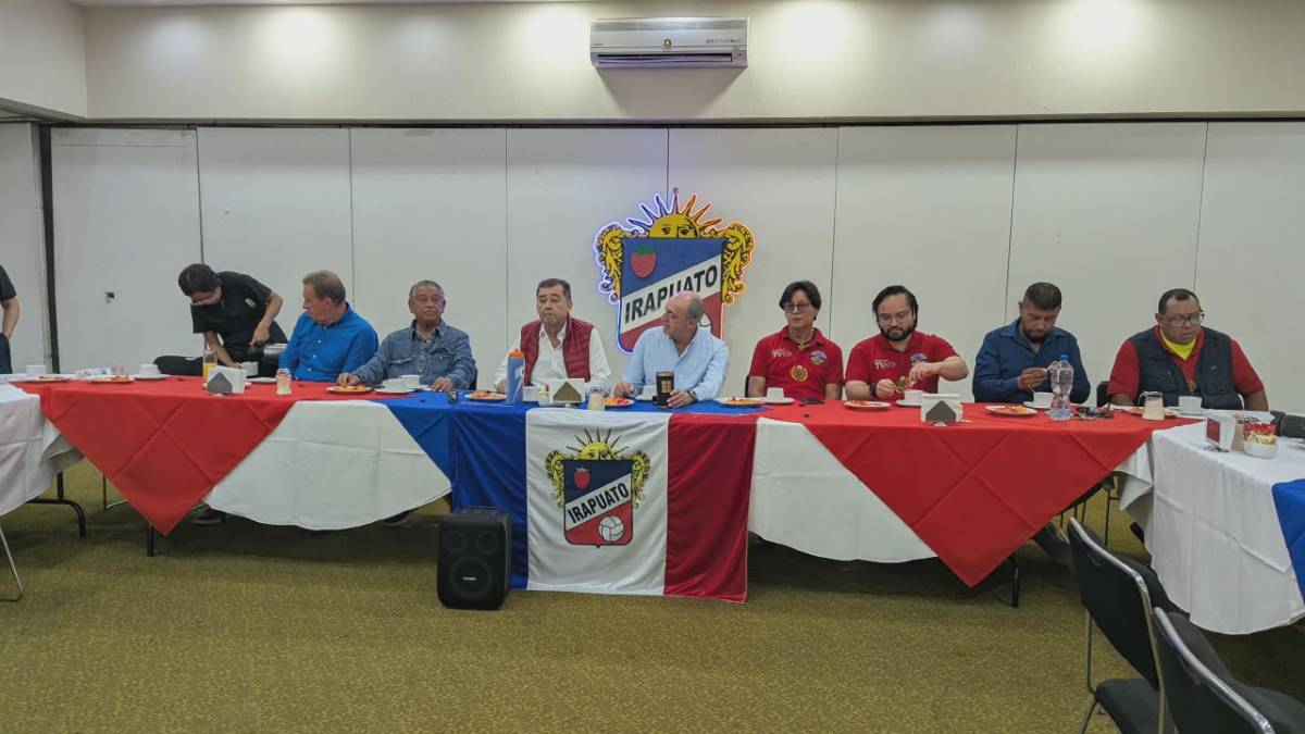 ¡Afición fresera 'explota'! Propietarios de palcos y plateas del Sergio León Chávez, exigen claridad sobre el futuro del futbol en Irapuato - Foto: Fernando Mtz.