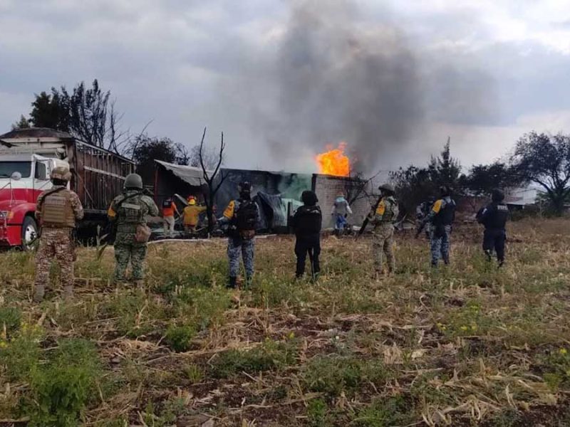 Juventino Rosas: Camión con combustible ilegal se incendia y revela centro de acopio