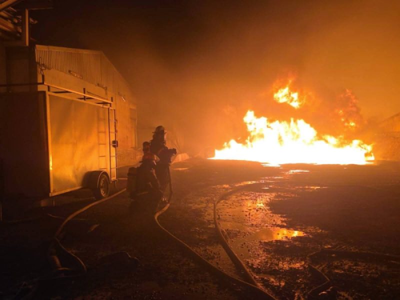 Voraz incendio consume bodegas de Bachoco en Lagos de Moreno; investigan explosión de caldera