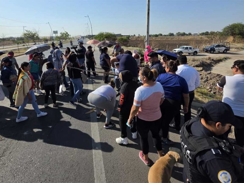 Vecinos de Jardines de San Juan bloquean Eje Metropolitano de León por falta de agua