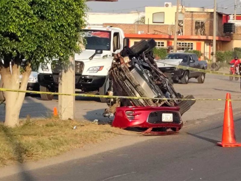 Un muerto y un herido deja volcadura en la carretera León-Silao