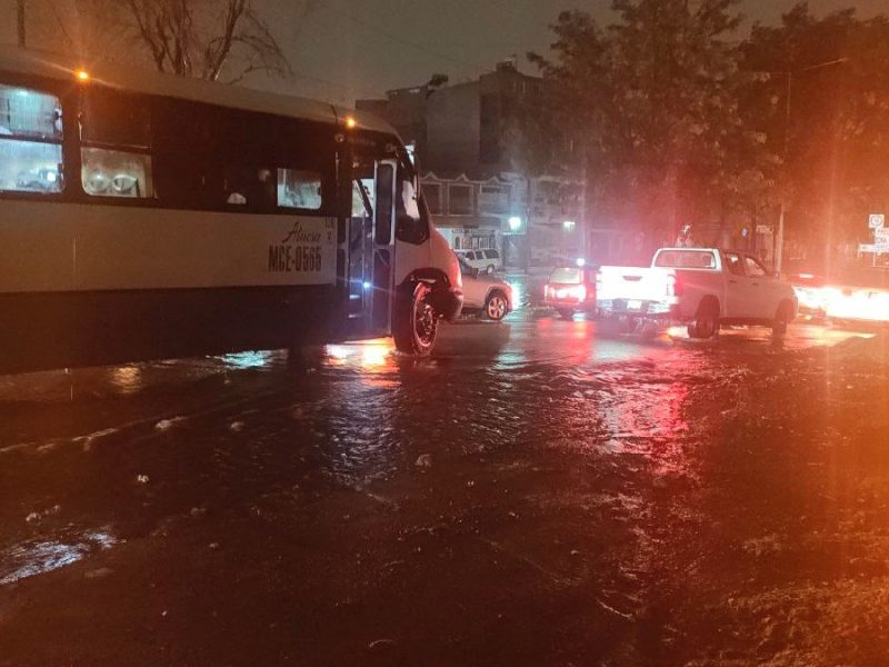 Lluvia “atípica” deja 36 autos varados y afectaciones en 10 colonias
