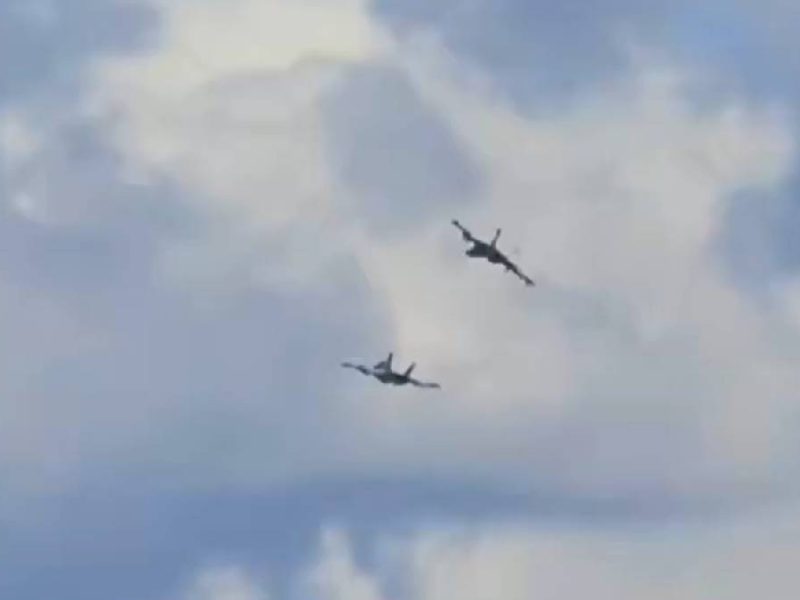 Aviones de la Marina de EU chocan en pleno espectáculo; pilotos se salvan de milagro
