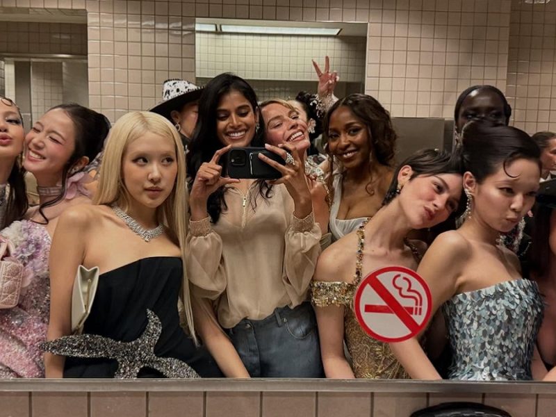 Causa furor FOTO en el baño durante la Met Gala 2026