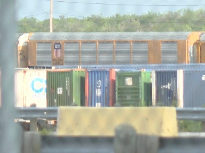 Hay una mexicana entre los muertos en contenedor de tren Texas, por golpe de calor