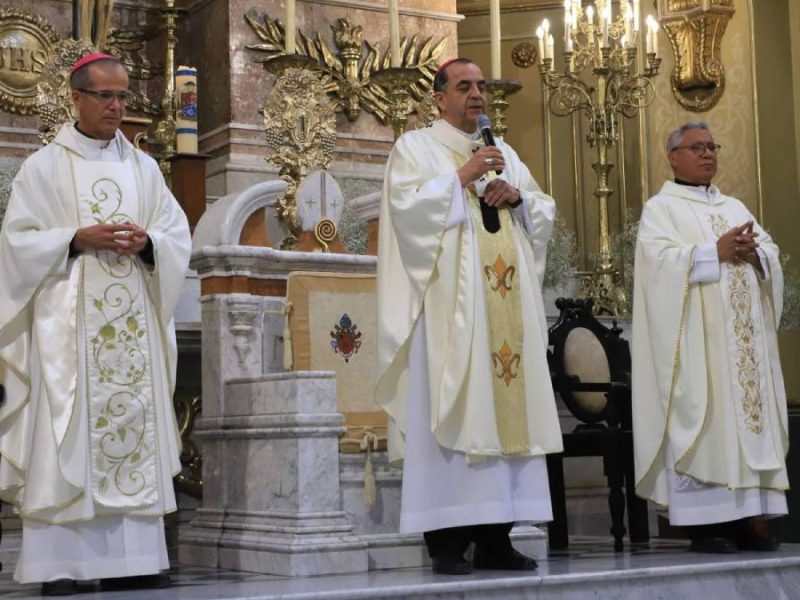 Arzobispo de León presenta a sus nuevos obispos auxiliares en misa del Día de las Madres