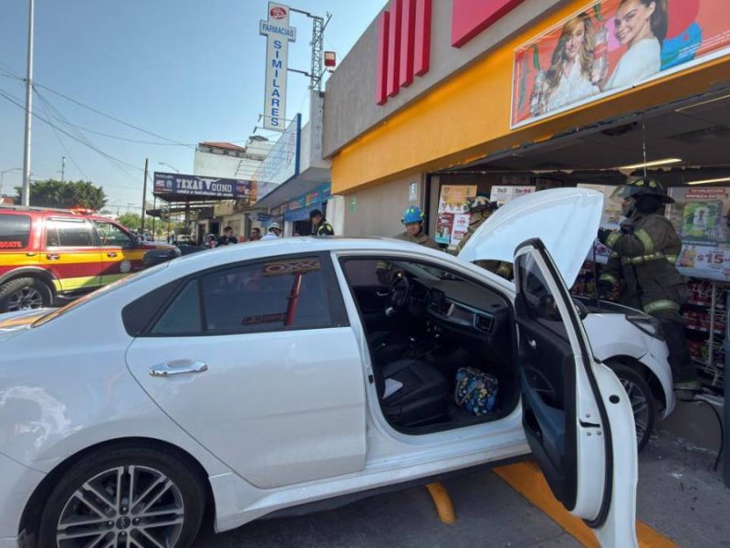 Jovencitas se estrellan contra Oxxo que llevaba una semana de reabrir tras “narcoincendios”, en Purísima del Rincón