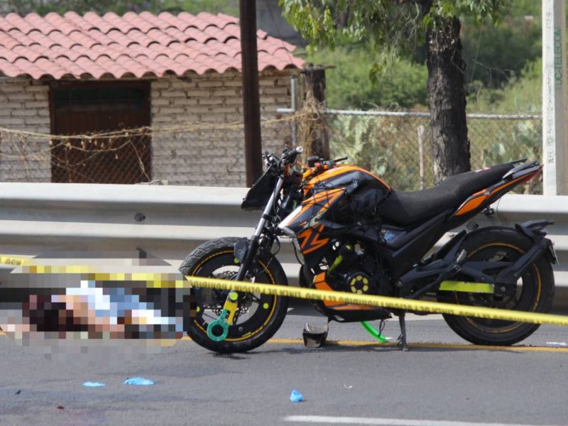 Pareja choca de frente contra patrulla en la León-Silao; mujer murió y hombre está grave