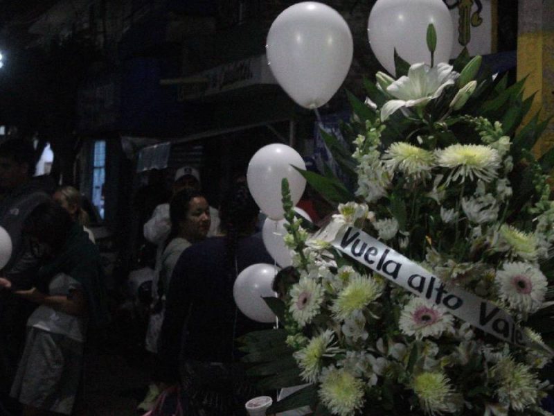 Entre porras y aplausos reciben el cuerpo de Valentina en la colonia 18 de Agosto