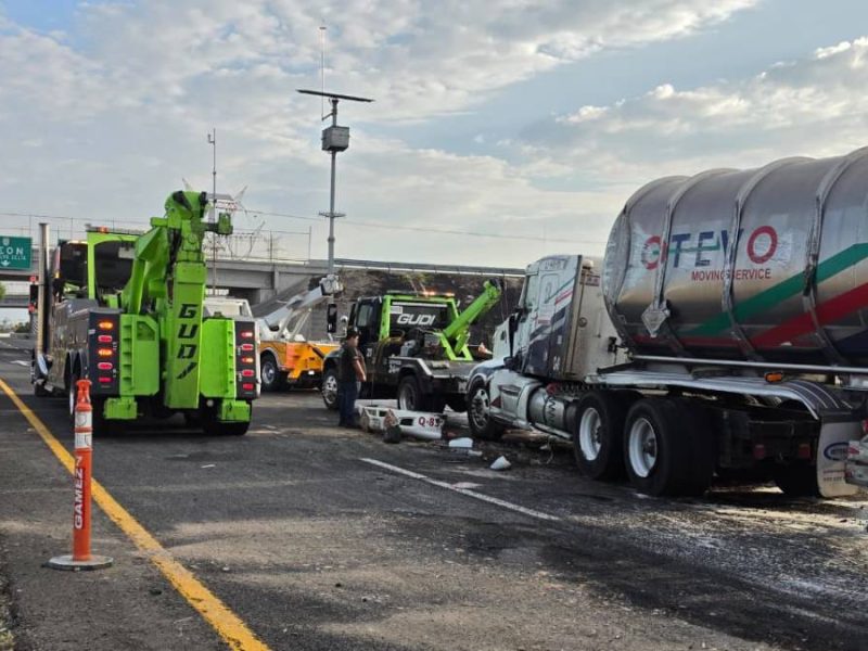 Caos vial en la León-Salamanca: volcadura de pipa con combustible cierra la autopista por 10 horas
