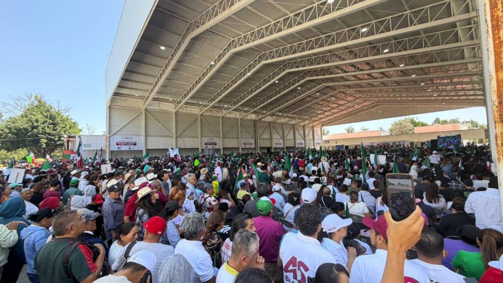 Más de 15 mil simpatizantes de Morena saturaron el Ecoforum de Celaya para ver la transmisión del segundo informe de la presidenta Claudia Sheinbaum.