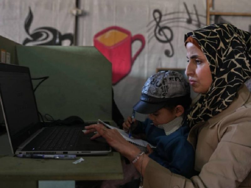 Programar para sobrevivir: El auge del trabajo remoto entre las ruinas de Gaza