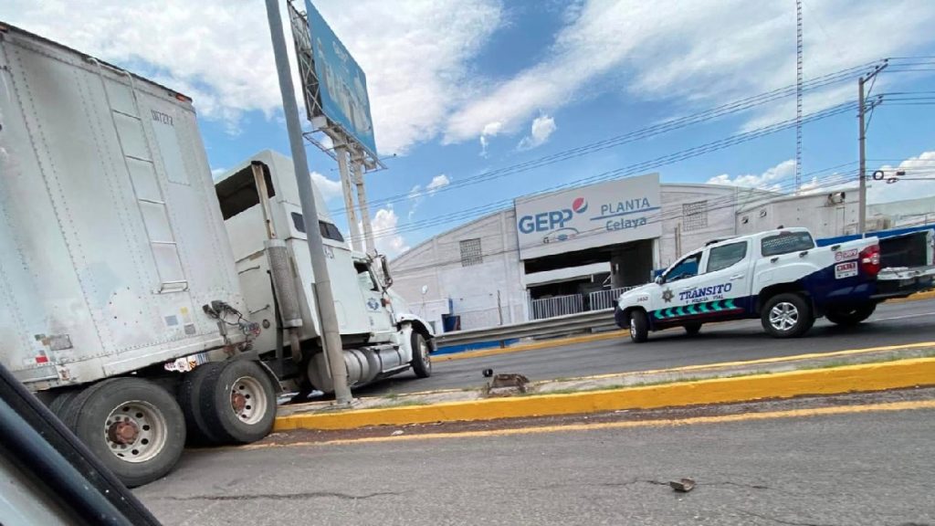 Trailero pierde control del vehículo y se impacta en puente de acceso a Celaya