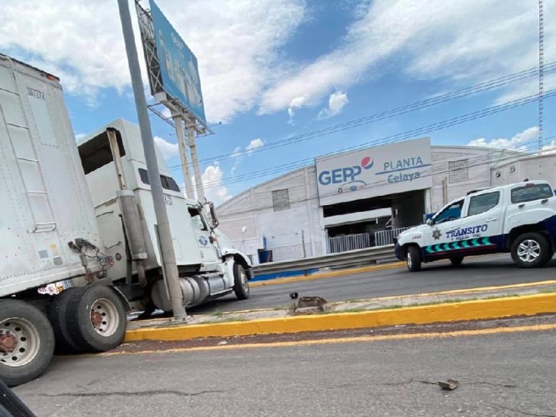 Trailero pierde control del vehículo y se impacta en puente de acceso a Celaya