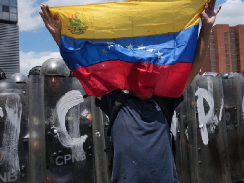 Estudiantes salen a las calles de Venezuela en protesta por la muerte de preso político y su madre