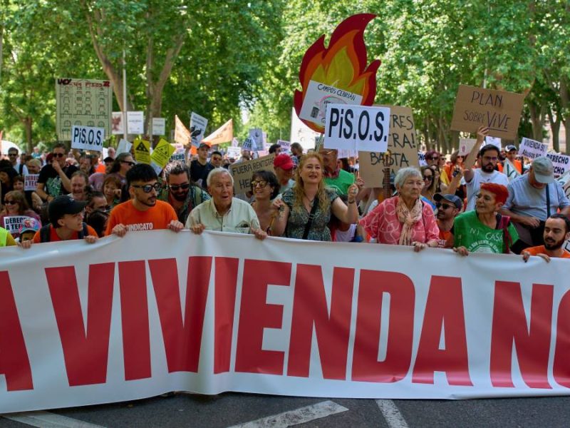 “Queremos vecinos, no turistas”: Protestan en España ante crisis de vivienda