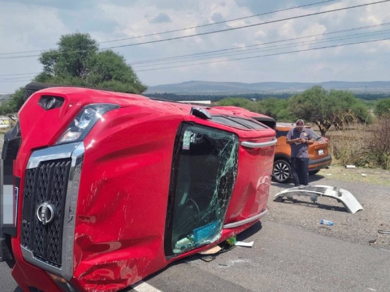Se salvan tripulantes de camioneta en volcadura en Apaseo el Alto