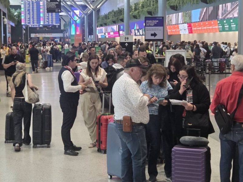 Muere mujer en vuelo Chicago-Michoacán; aterrizan de emergencia en Monterrey