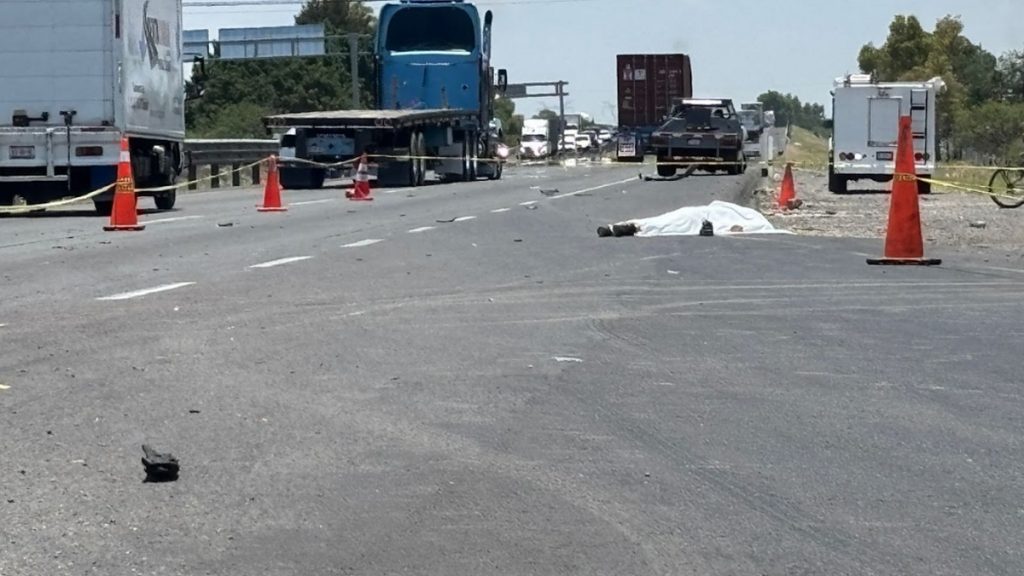 Muere motociclista en choque por alcance con camioneta en la autopista Celaya-Salamanca