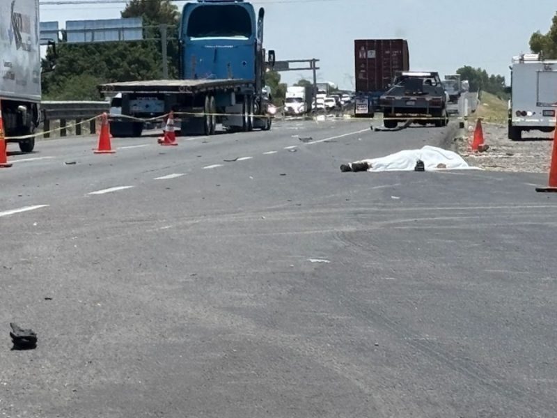 Muere motociclista en choque por alcance con camioneta en la autopista Celaya-Salamanca