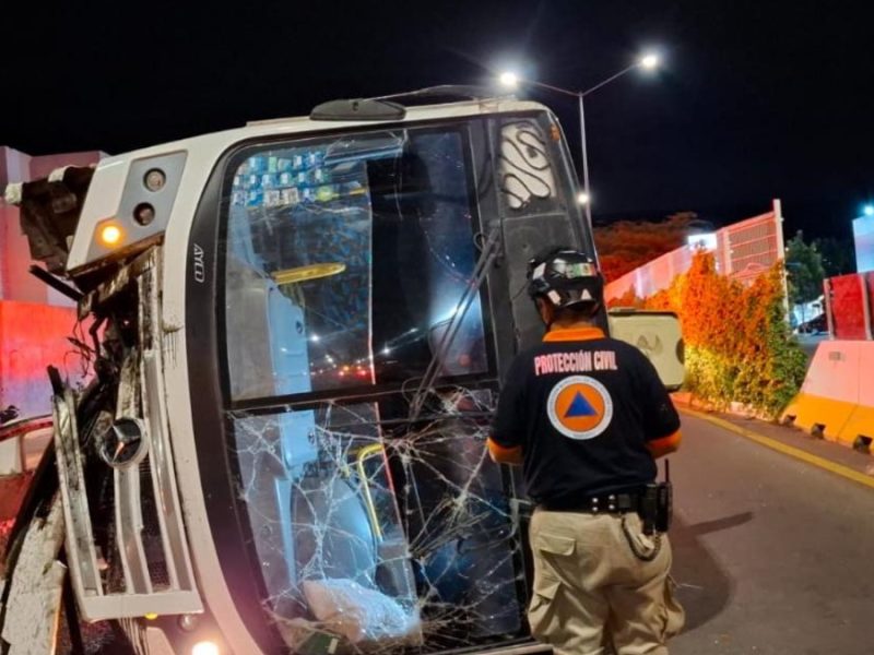 Accidente en Cuarto Cinturón Vial: Vuelca autobús y resultan heridos 15 pasajeros