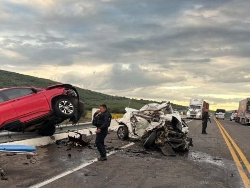 Solo pudieron rescatar su cuerpo prensado: Muere conductor al chocar  en la autopista Morelia-Salamanca