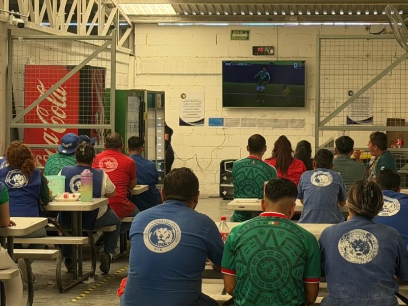 Instalan empresas pantallas para evitar ausentismo; disfrutan trabajadores del México-Sudáfrica