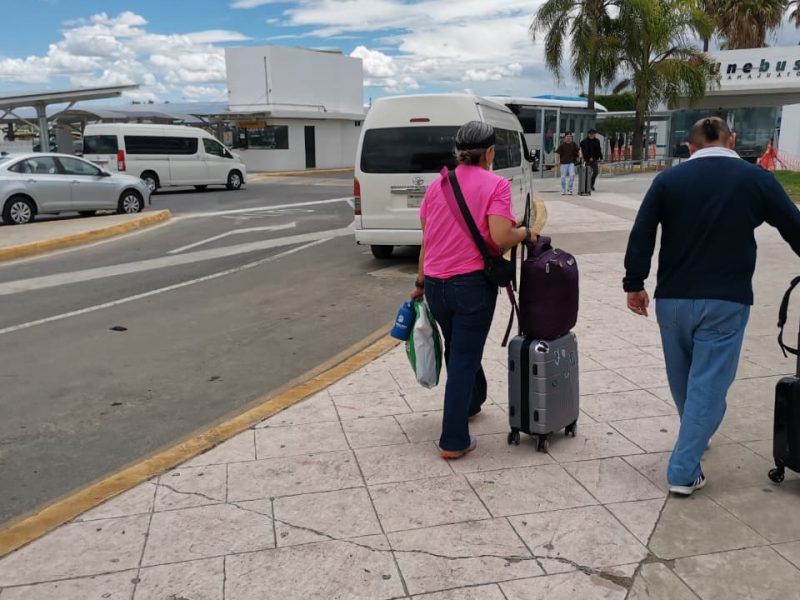 Veto a plataformas en el Aeropuerto de Guanajuato obliga peligroso calvario para pasajeros