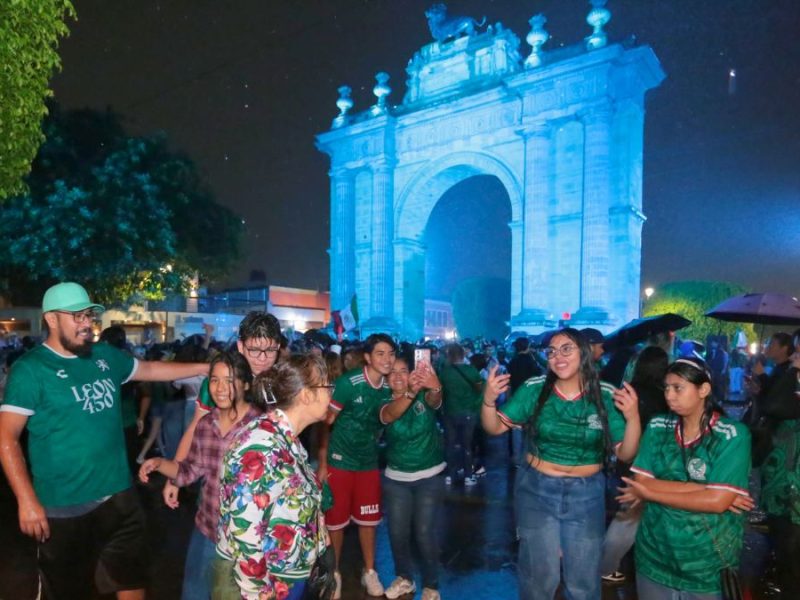 Miles de leoneses celebran victoria de México en el Arco de la Calzada