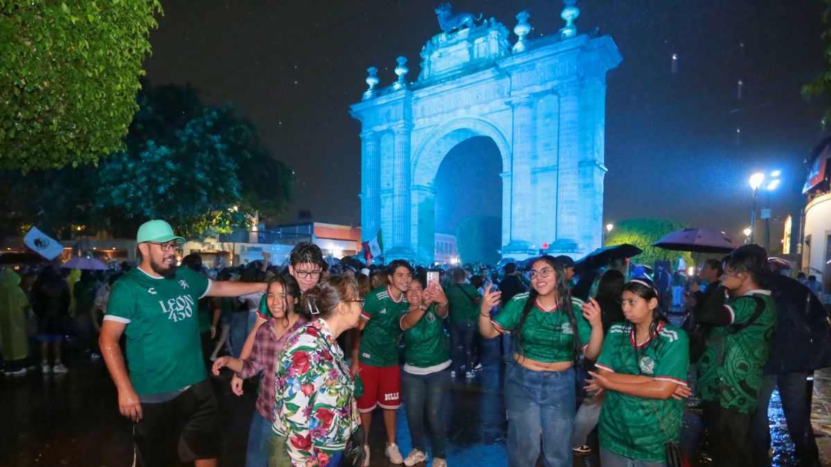 Aficionados celebran en el Arco de la Calzada. Gerardo García.