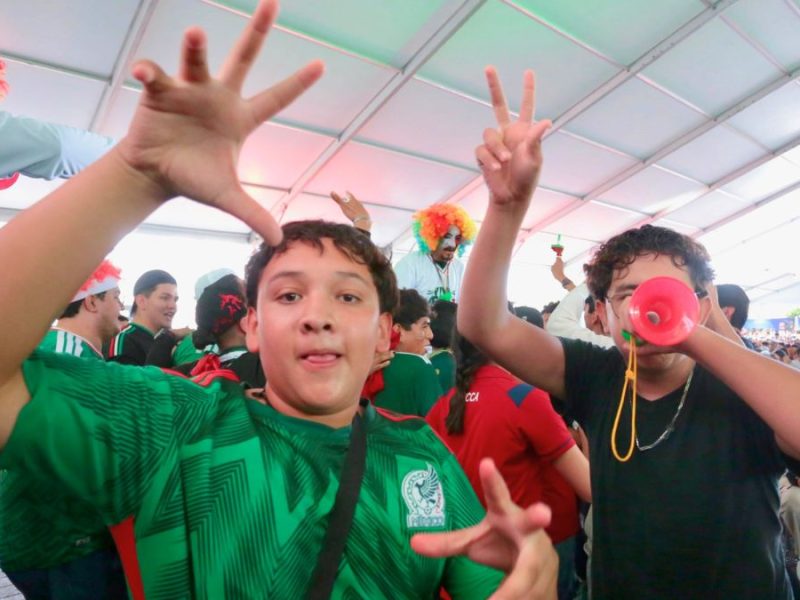 Cartelera de la Fan Fest de Plaza Expiatorio en León durante el Mundial 2026