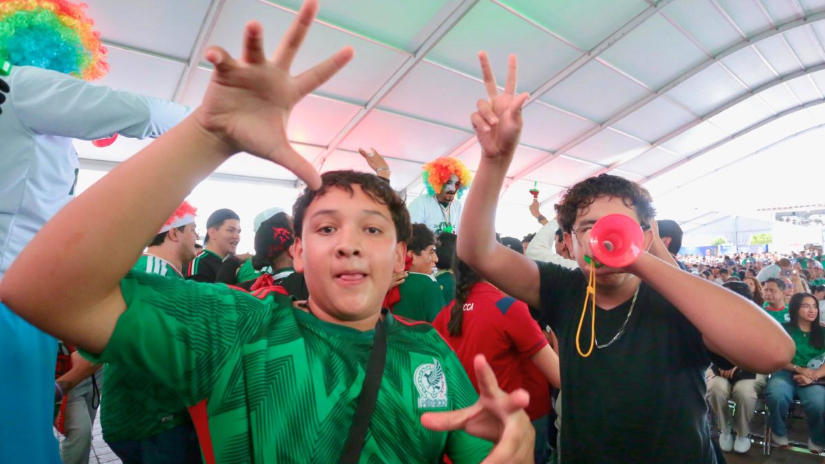 Aficionados en la Fan Fest de Plaza Expiatorio en León. Gerardo García.