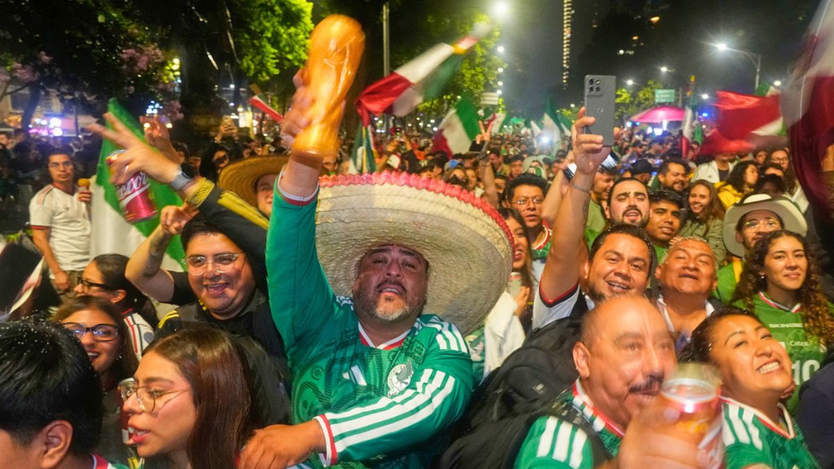 Aficionados mexicanos celebran en el Mundial 2026. AP.