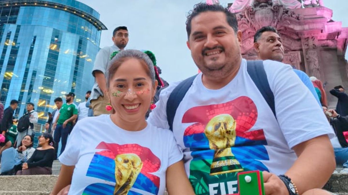 Alejandrina y Manuel en el Ángel de la Independencia, rumbo al Mundial 2026. Ituriel Pérez.