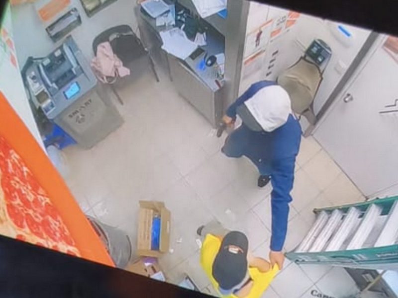 Asaltan a mano armada a trabajadores de pizzería en Celaya; se llevan $20 mil y un celular