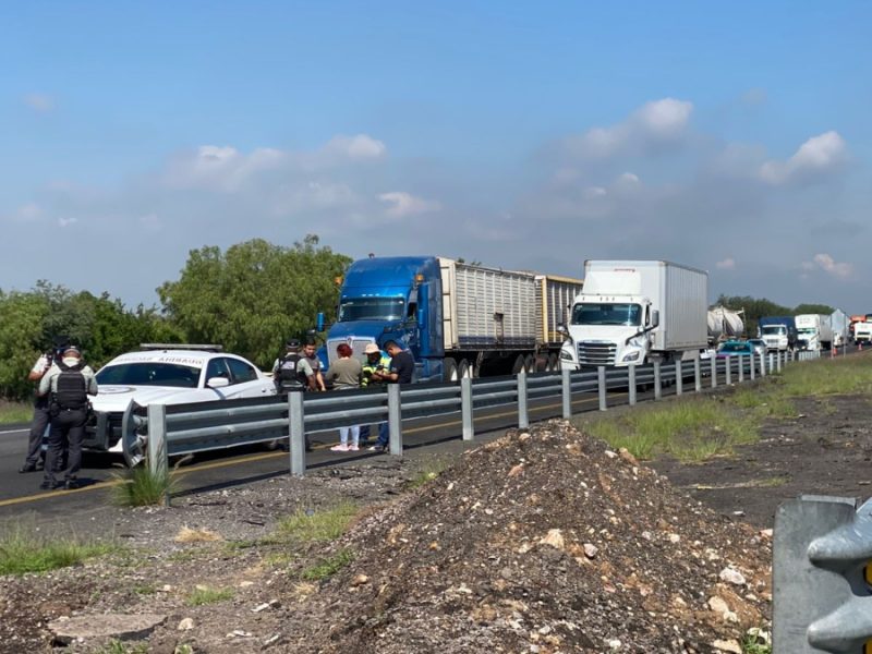 Trailero maniobra para frustrar asalto y causa carambola en la Salamanca-Celaya; hay 2 heridos
