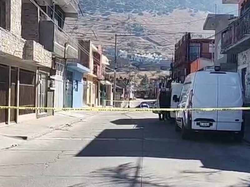 Atacan a balazos a hombre afuera de vivienda; lo hallan sentado en silla en Acámbaro