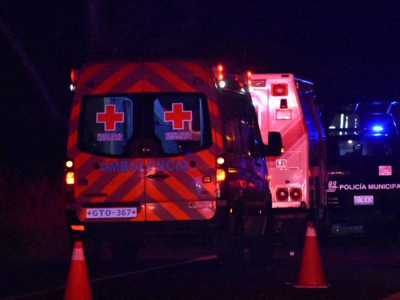 Se fuga conductor de Explorer tras atropellar a motociclistas en Uriangato; mujer está grave