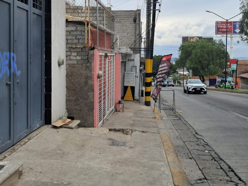 León amplía calles pero reduce banquetas: Advierten olvido al peatón en obras municipales