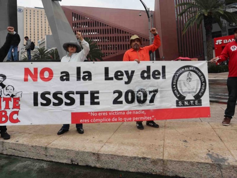 Advierte CNTE que ofrecimiento de gobierno no es suficiente; reforzarán plantón, insisten en abrogar Ley ISSSTE