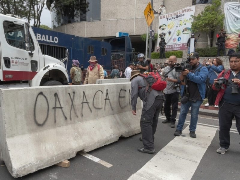 Frenan policías a CNTE en CDMX; maestros querían llegar a Estadio de juego inaugural del Mundial