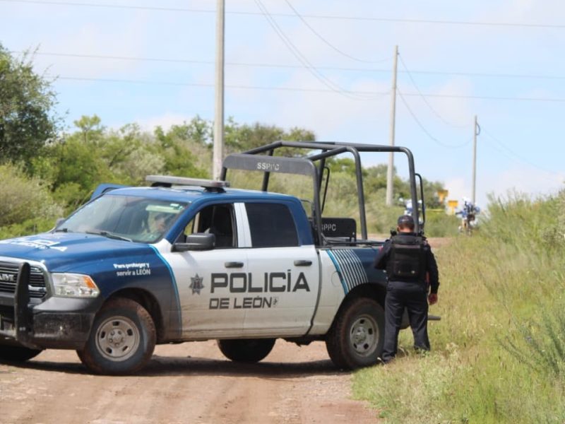 Dejan cadáver calcinado de una mujer en camino de terracería en La Loma
