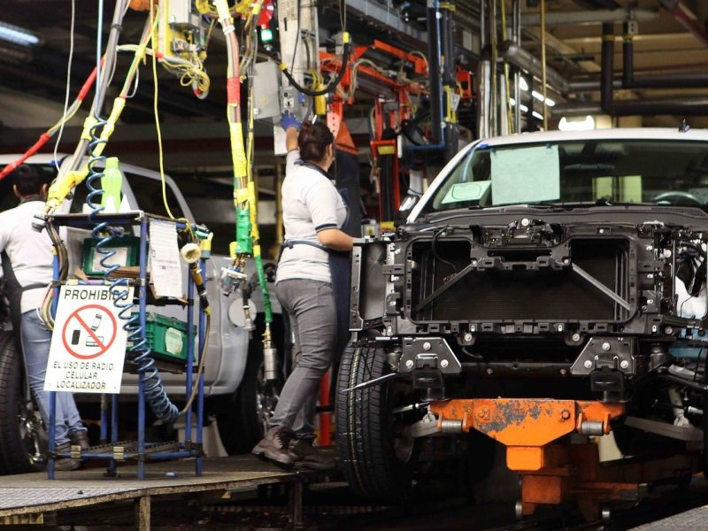 Foco rojo: Industria automotriz en México elimina 107 mil empleos en dos años
