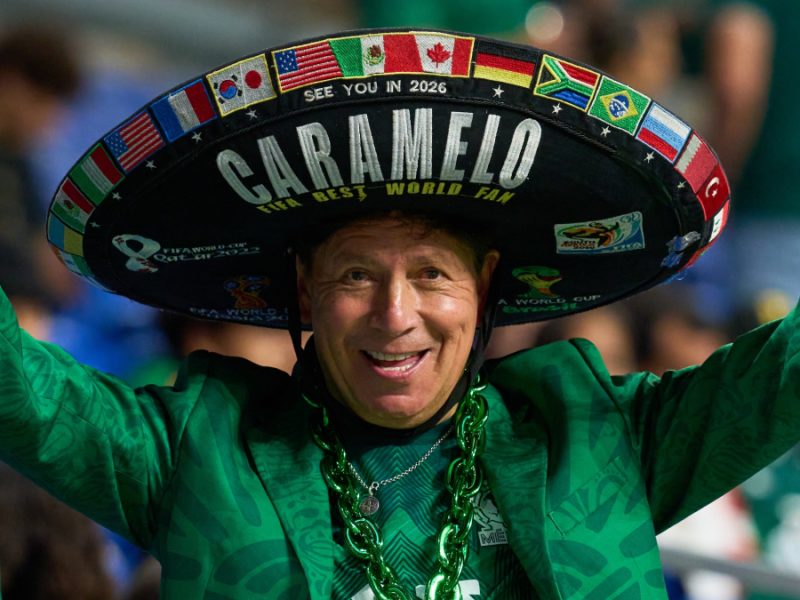 ‘Caramelo’ avienta sombrero a jugadores de Colombia y no se lo devuelven